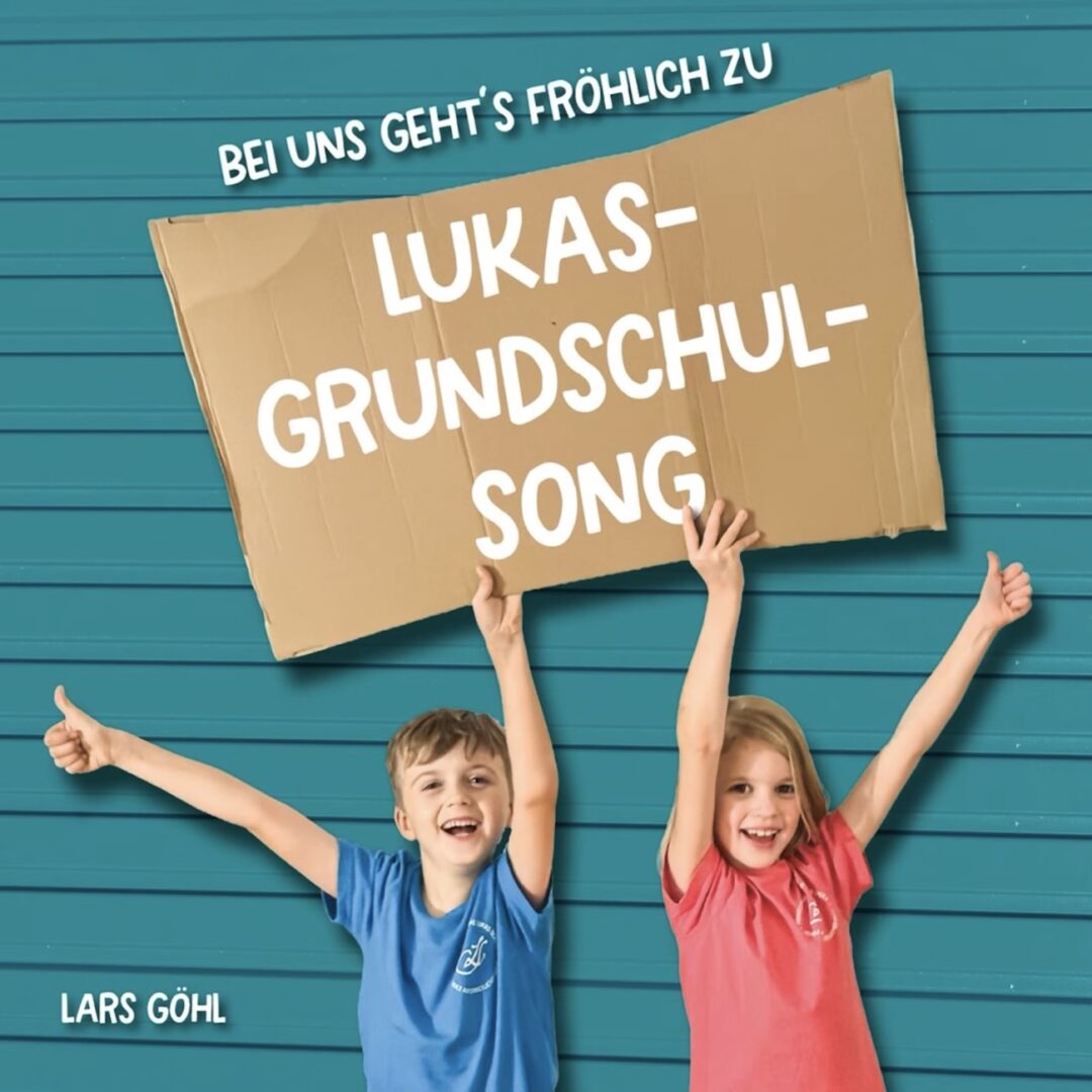 fröhliche Kinder zeigen Plakat mir Lukas-Grundschul-Song